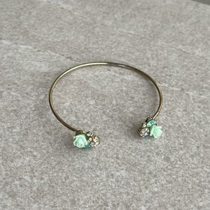 Gold bracelet with jade flowers